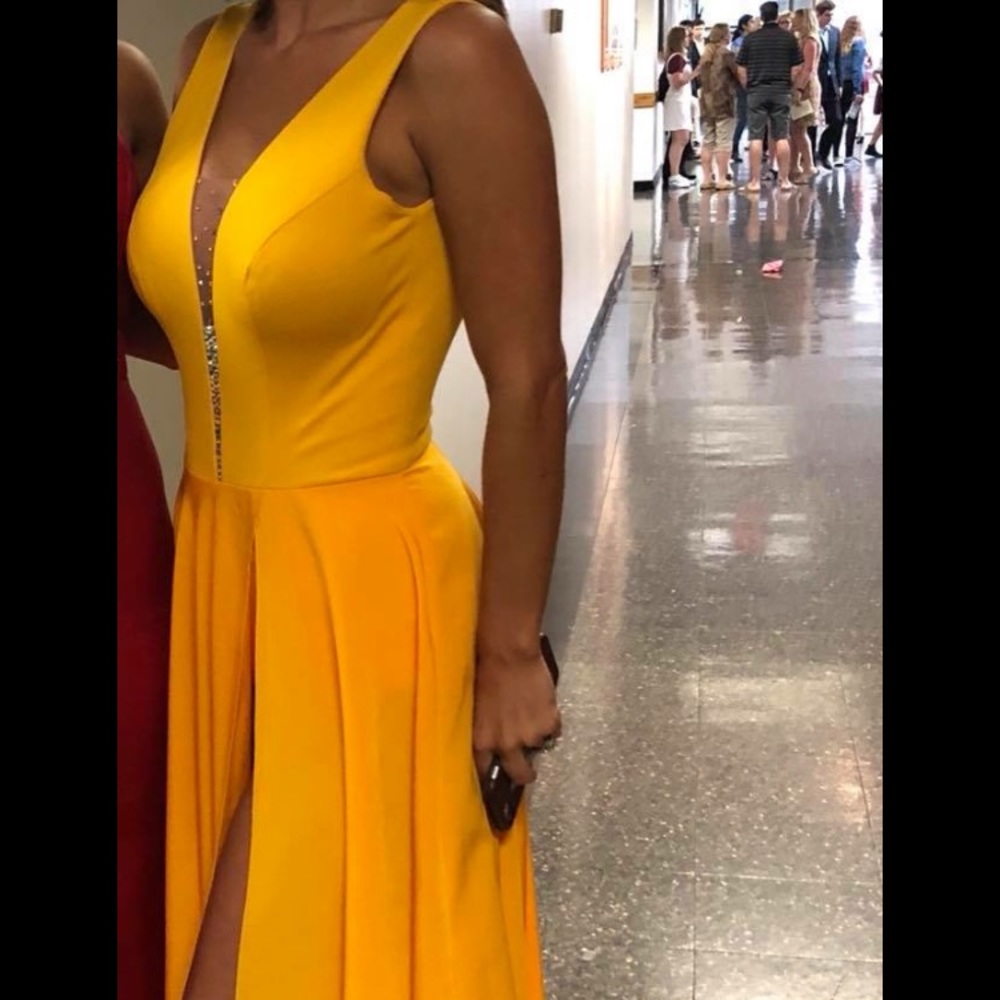 Yellow gown . - Picture 2 of 8